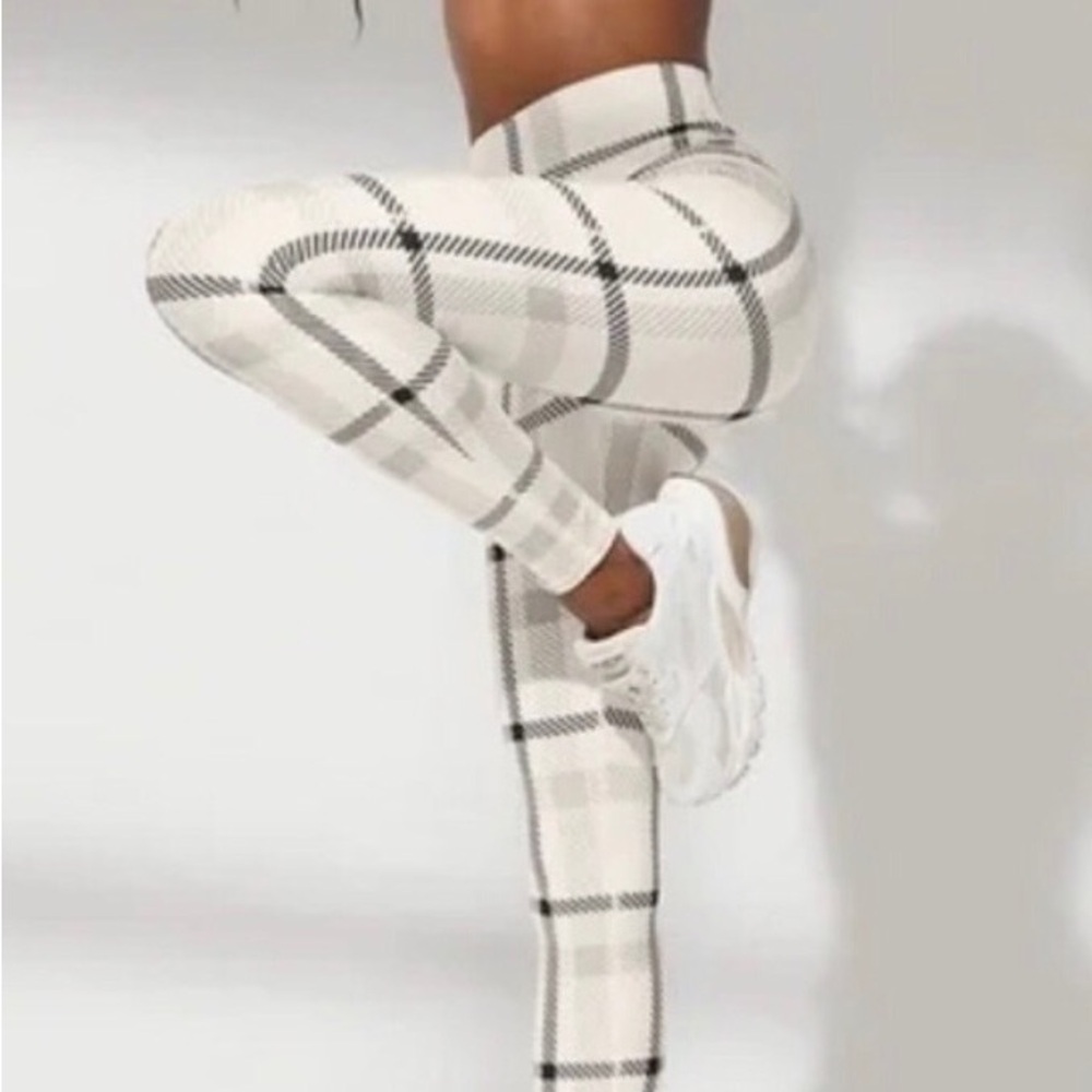 NWOT ALO Yoga Airlift High Waisted Magnified Plaid Leggings.
